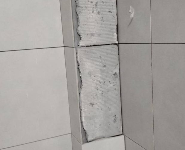 建瓯瓷砖空鼓维修公司分享下瓷砖施工前基层浇水润湿程度不足，可能导致以下问题